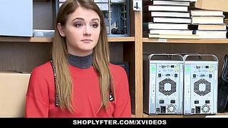 Полицейский заставил милую девку отсосать и жестко отымел её на стуле раком