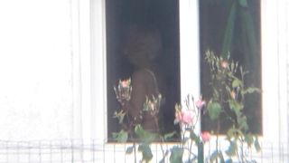 Парень снимает переодевания зрелой барышни на скрытую камеру